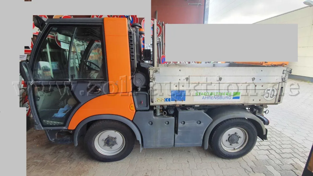 1 Hako Multicar Tremo Carrier met strooier en sneeuwschuiver