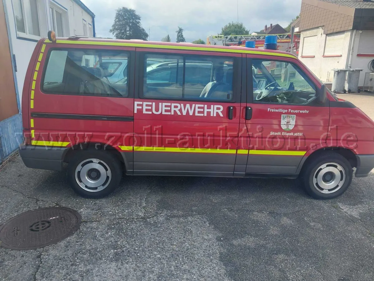 1 Volkswagen T4 vůz pro přepravu posádky (poškozený motor)