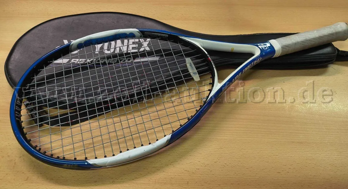1 tennisracket van het merk dynamics