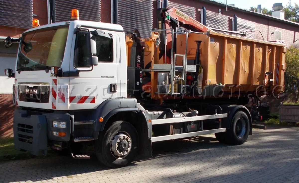 1 MAN vrachtwagen TGM 18.250 4x4 BB met kraancontainer en platform *DEFECT*
