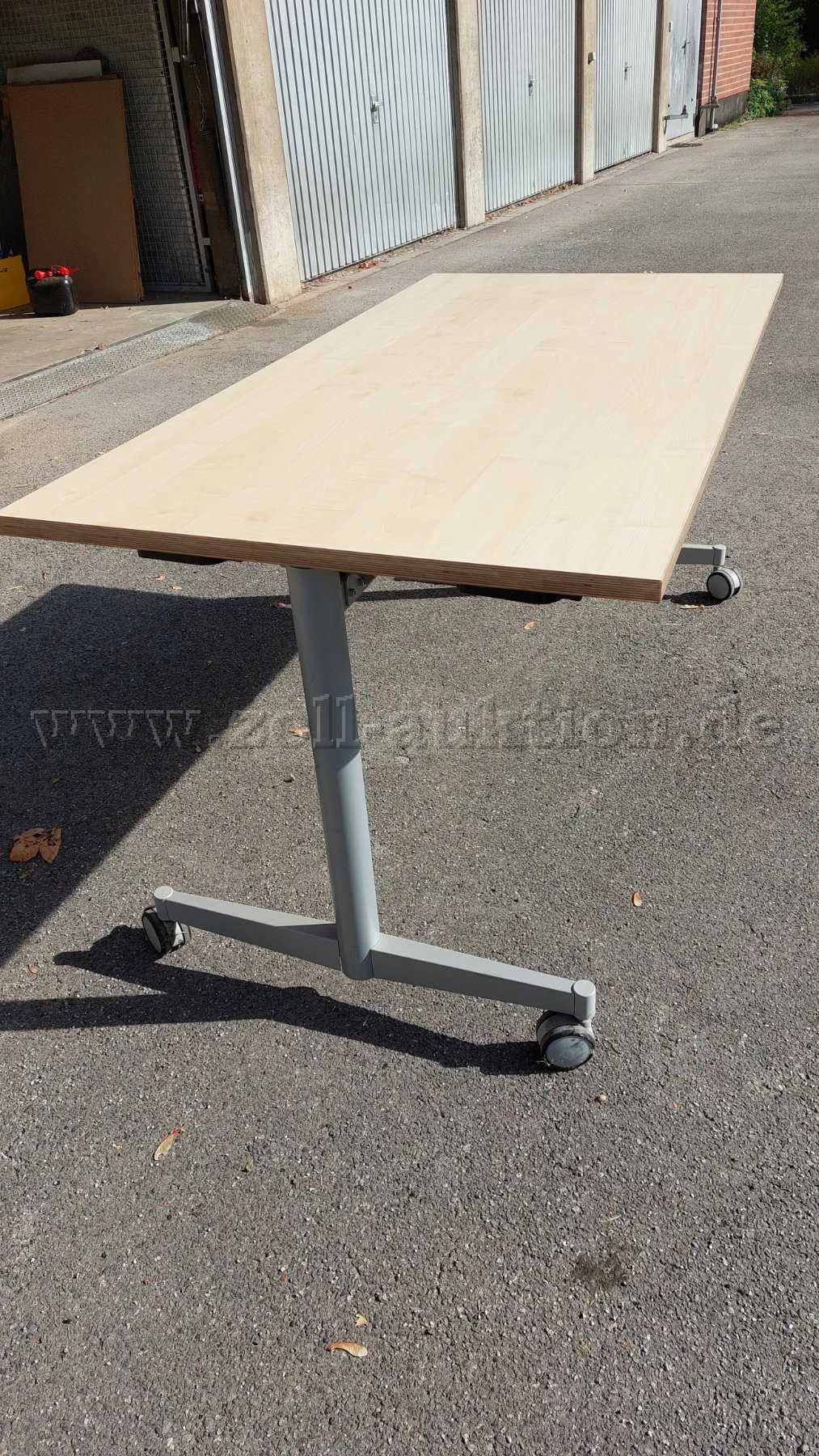 1 table de conférence pliable