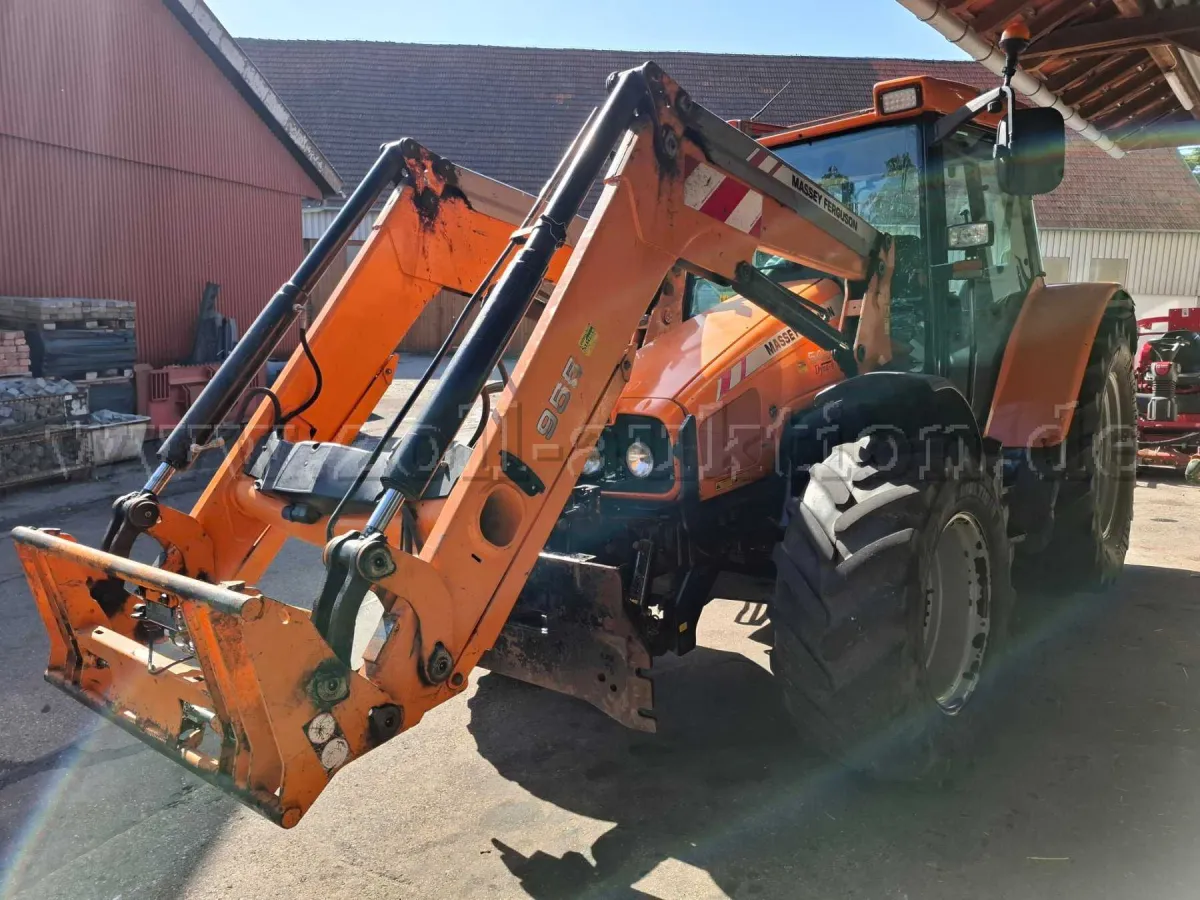 1 traktor Massey Ferguson 5455 s čelním nakladačem