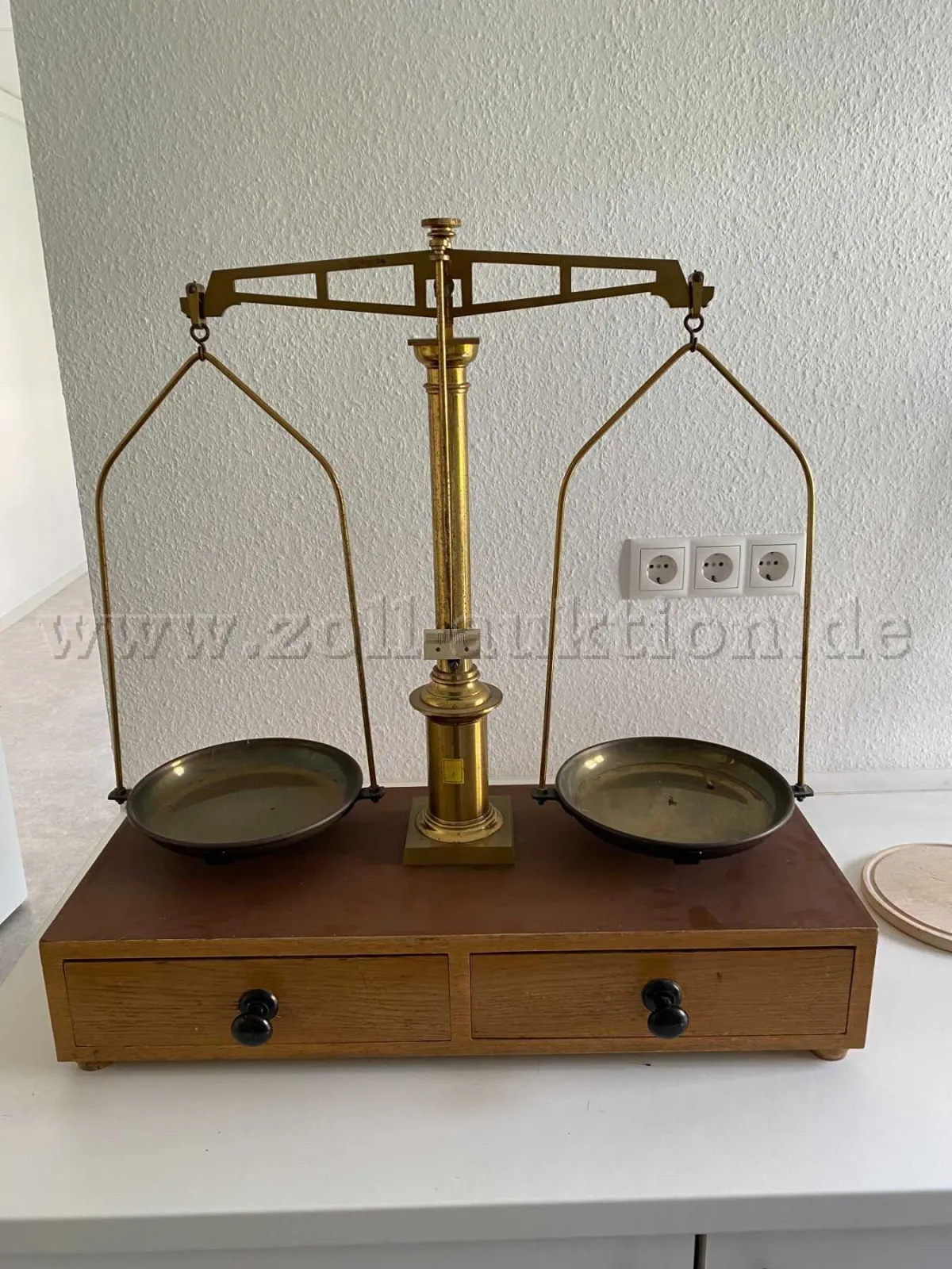 1 Apothekerwaage mit Holzkasten