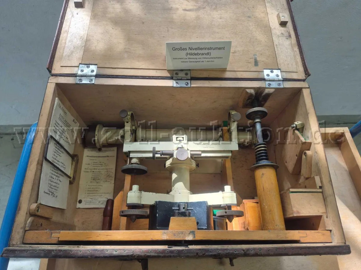 1 Nivelleerinstrument Max Hildebrand