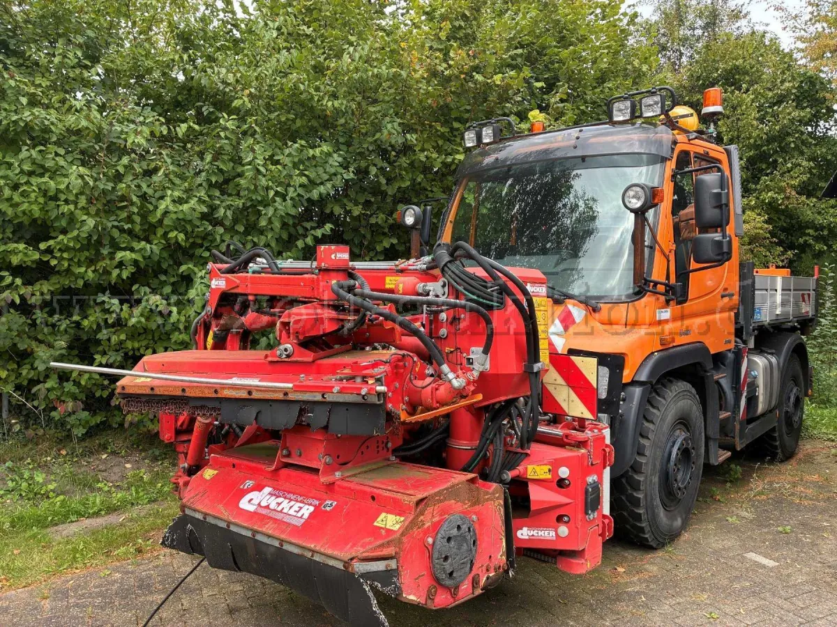 1 Mercedes-Benz Unimog U400 z zestawem koszącym Dücker MK 25-800