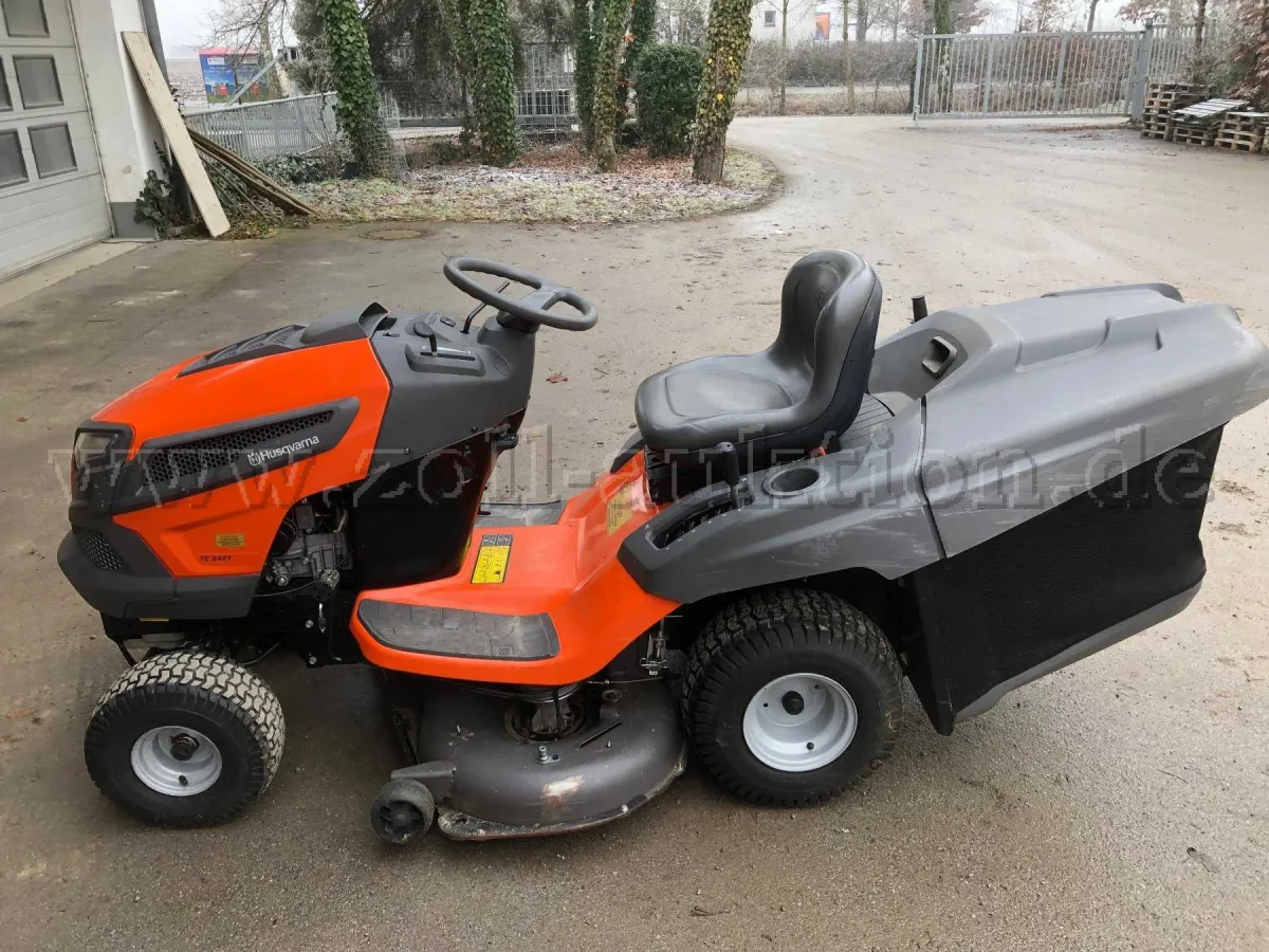 1 HUSQVARNA TRACTOR TC 242T, zitmaaier