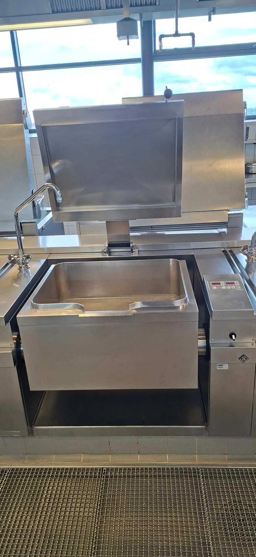 1 elektrische kantelende braadpan Magnum 2/1 GN
