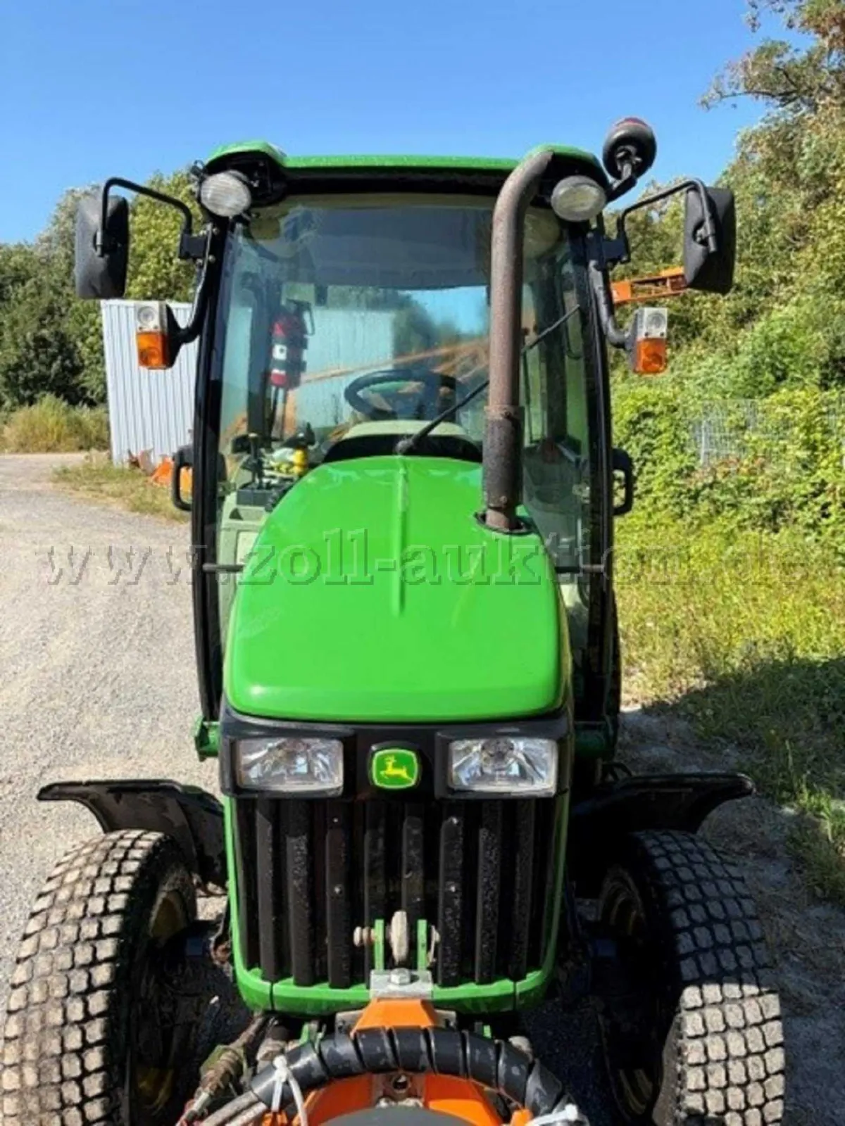 1 компактный трактор John Deere 3720 с навесным оборудованием
