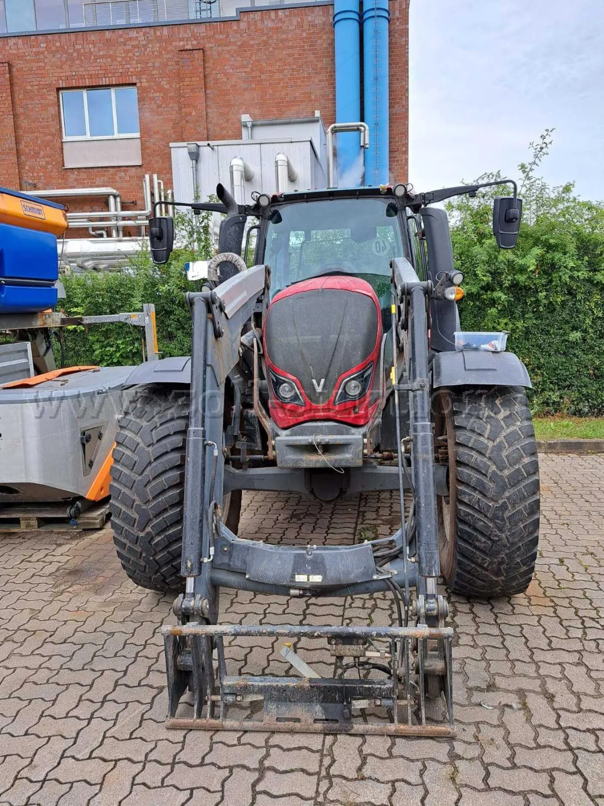 1 трактор Valtra N124F