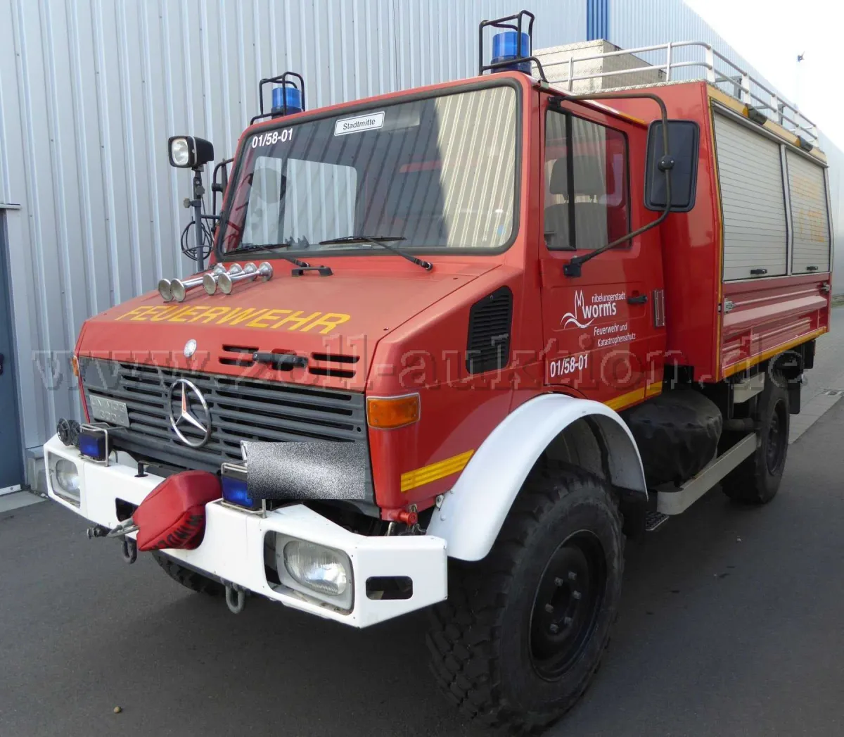 1 Feuerwehrfahrzeug Daimler-Benz Unimog U1300 L // Rüstwagen