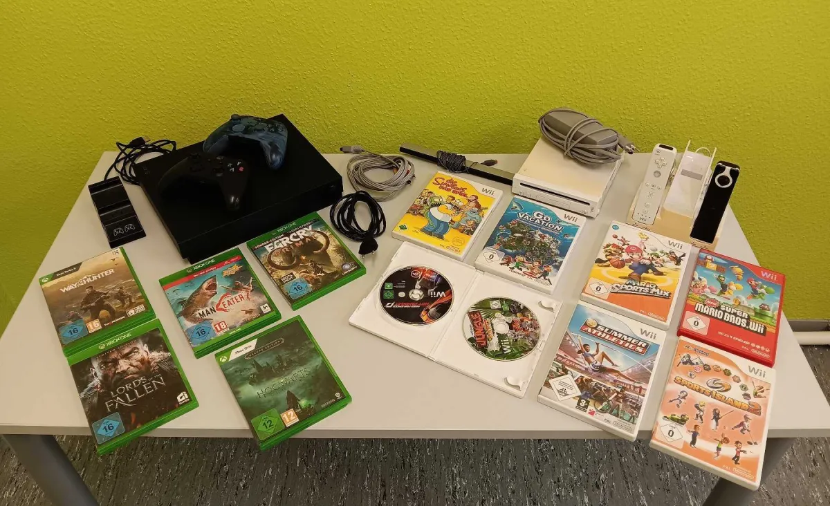 1 Xbox One X (1TB) с 2 контроллерами + 3 игры и 1 Nintendo Wii + 8 игр