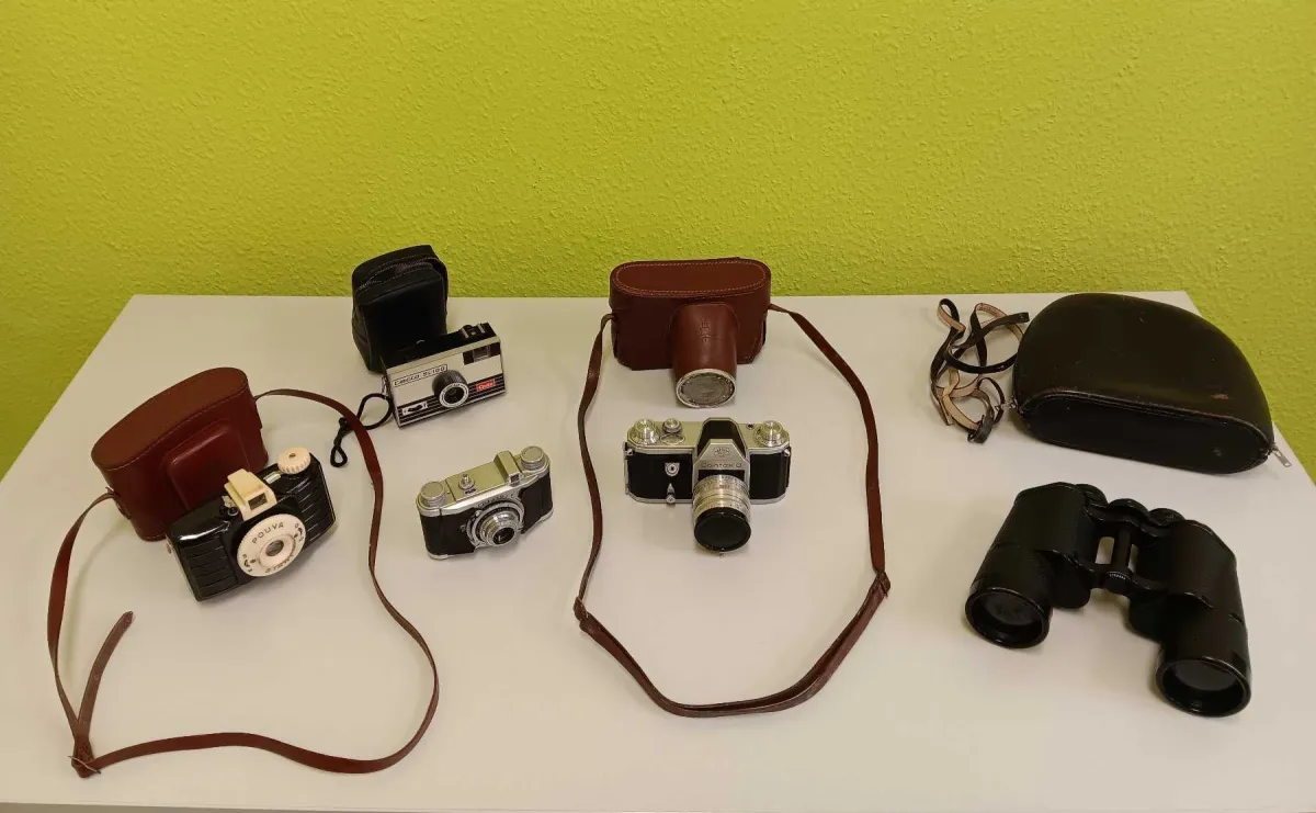 1 Carl Zeiss binoculars and 4 cameras