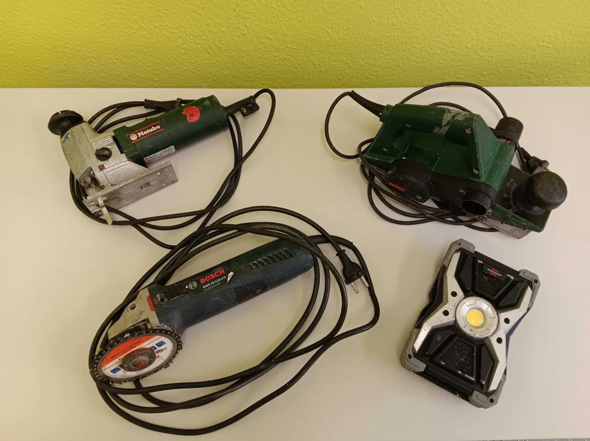 1 Bosch electric planer + 1 Bosch angle grinder + 1 Metabo jigsaw & 1 spotlight