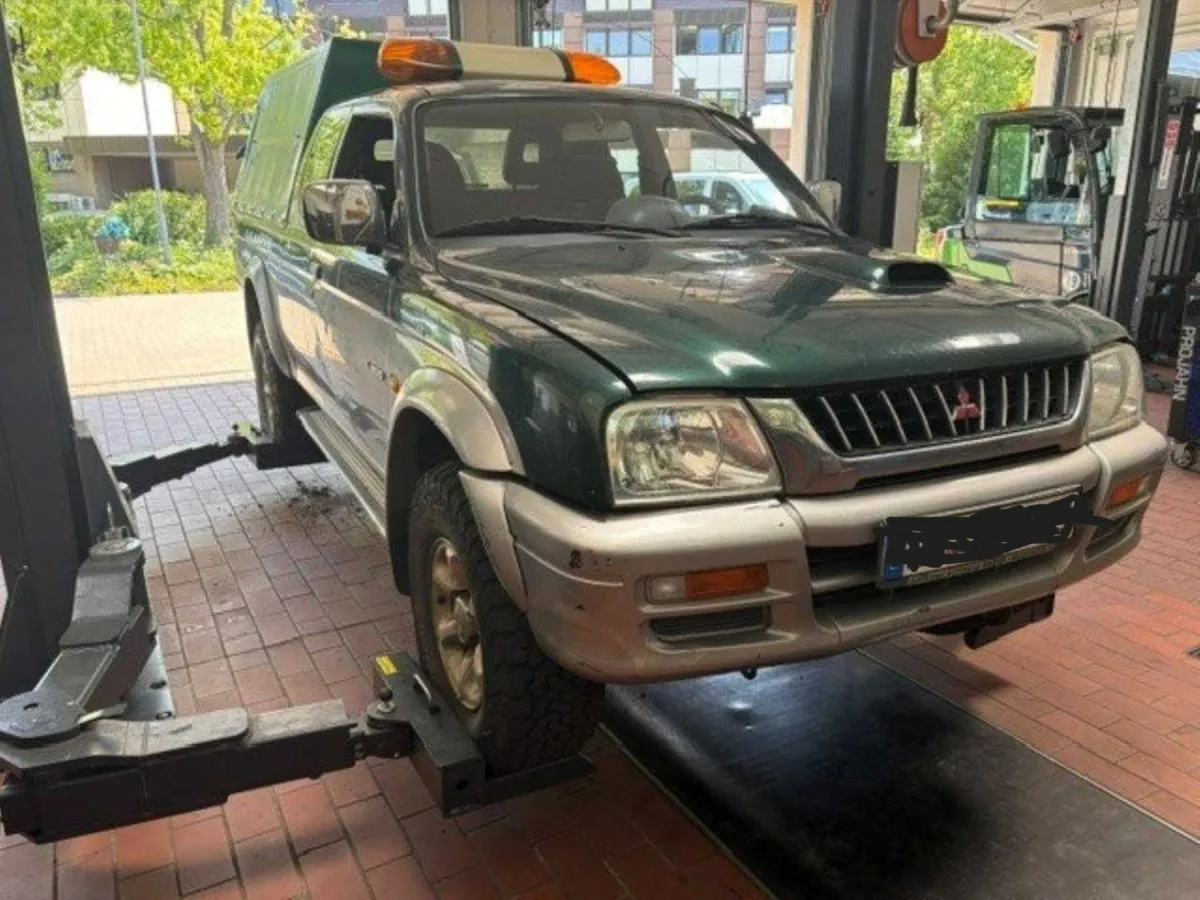 1 Mitsubishi L 200 Pick-Up / Teileträger
