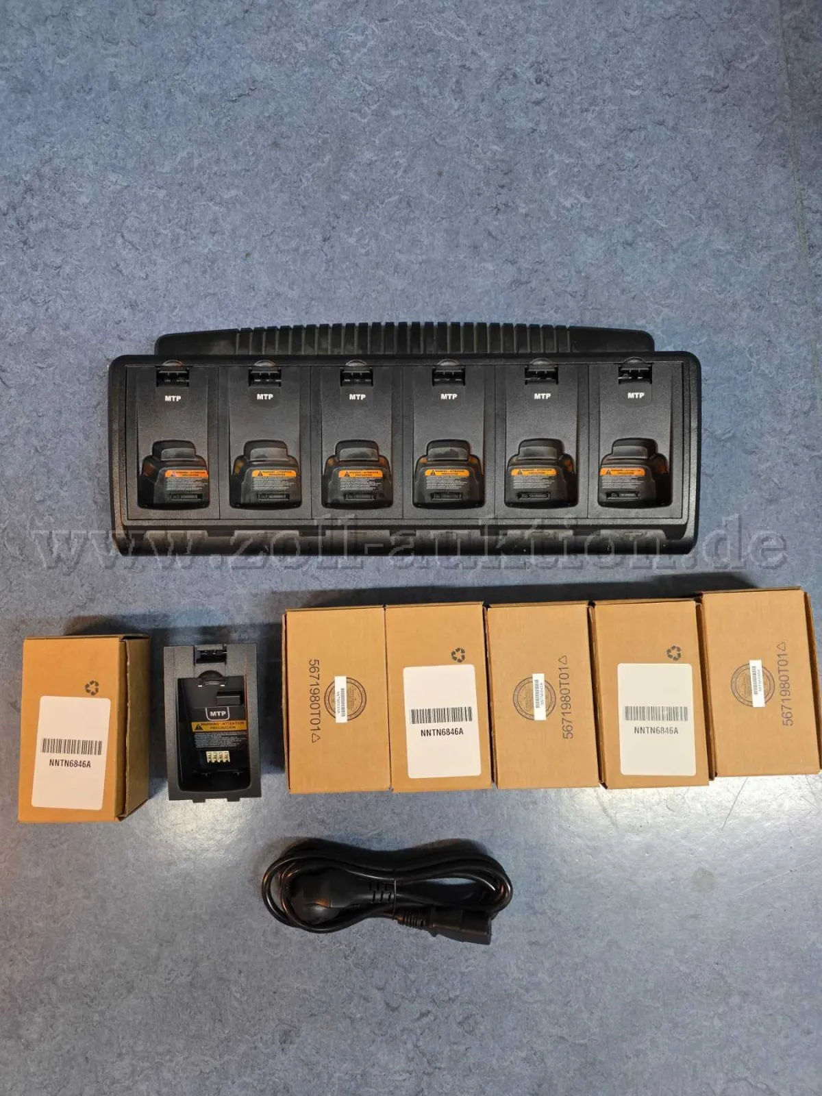1 lot Motorola NNTN6847A charger and NNTN6845A and 46A charging inserts