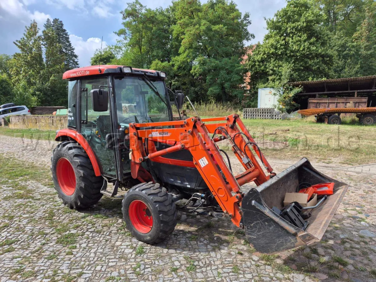 1 коммунальный трактор Kioti KL150