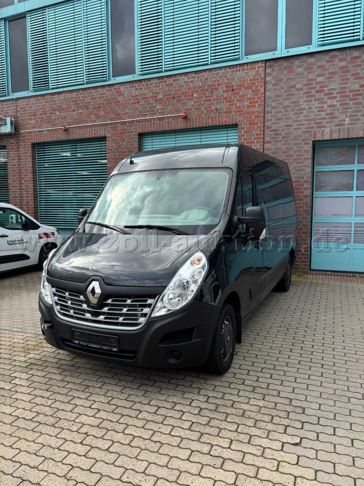 1 Renault Master poškozený motor (černá)