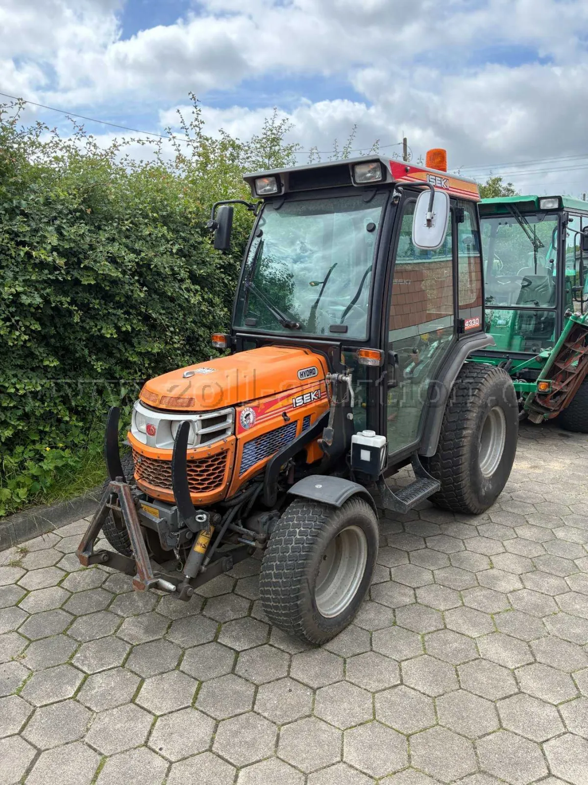 1 Traktor Iseki TH4