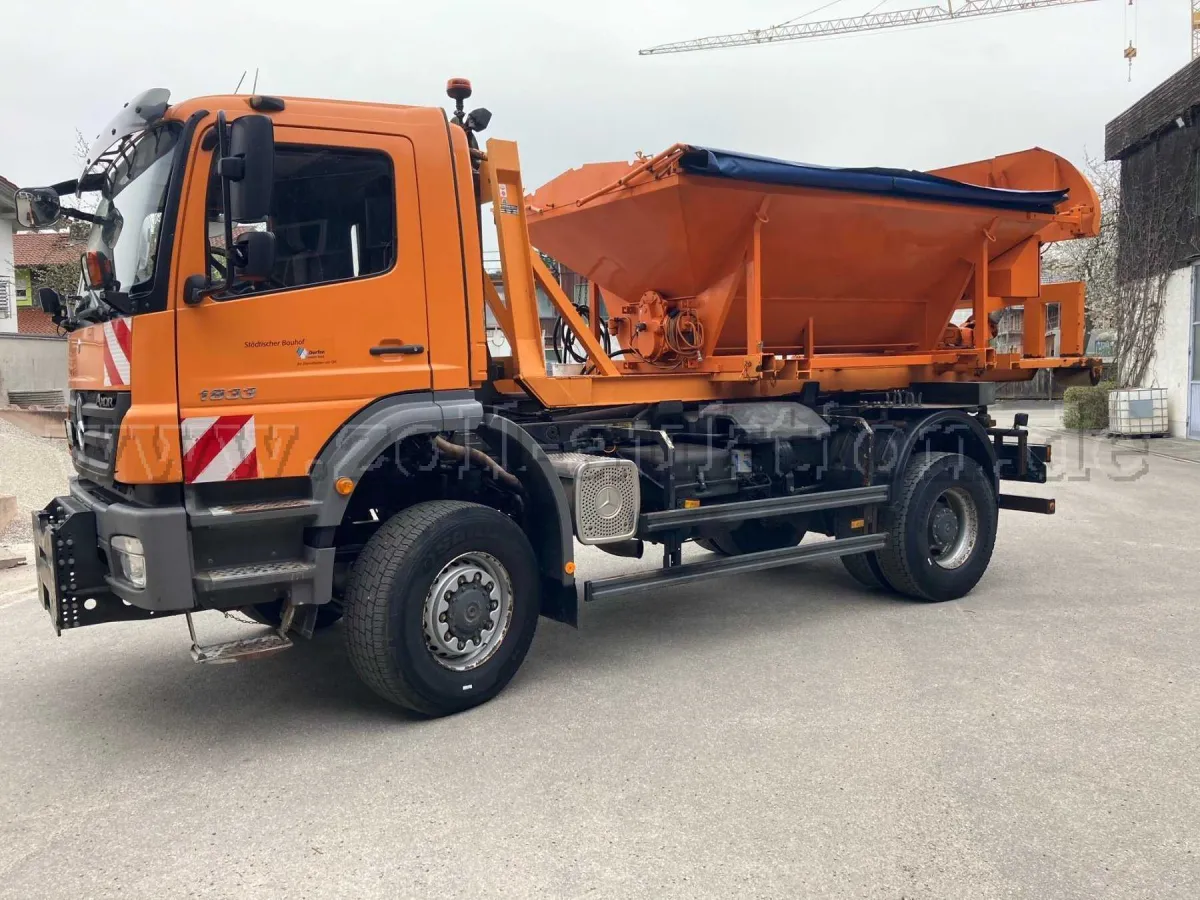 1 Mercedes Benz Axor z hakowcem Meiller i piaskarką Küpper Weisser