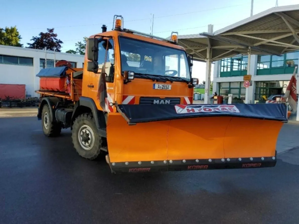 1 samochód ciężarowy MAN LE10.220 4x4 BB + rozsypywacz + pług