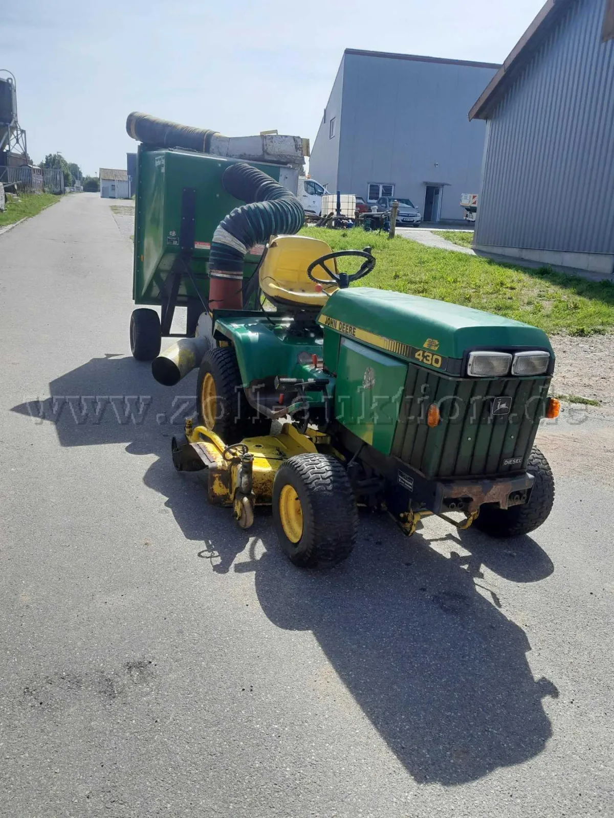 1 sekačka John Deere 430 s sběracím vozíkem Sperber Van 600 a sací turbínou
