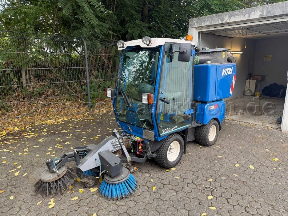 1 veegmachine Iseki VITRA 2030 4x4 - veegsysteem + bladzuiger
