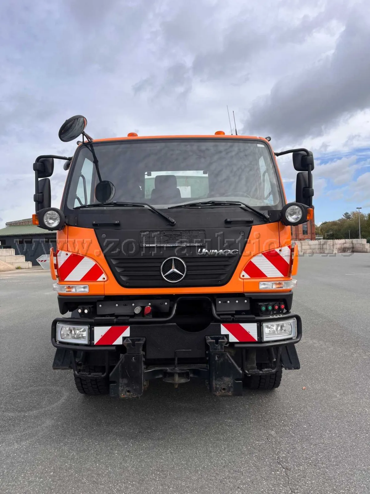 1 Unimog U 20 mit Kommunalausstattung und einem Container