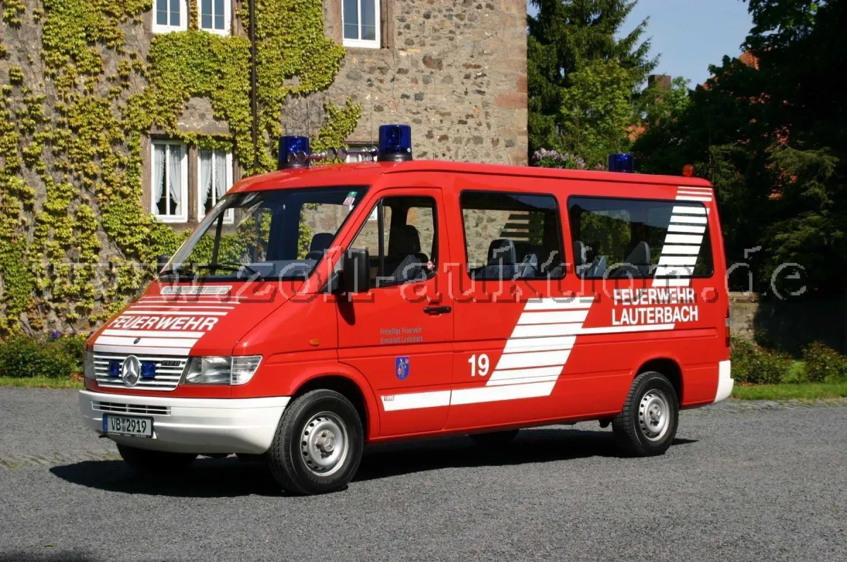 1 Mannschaftstransortwagen Mercedes Benz Sprinter 212 D