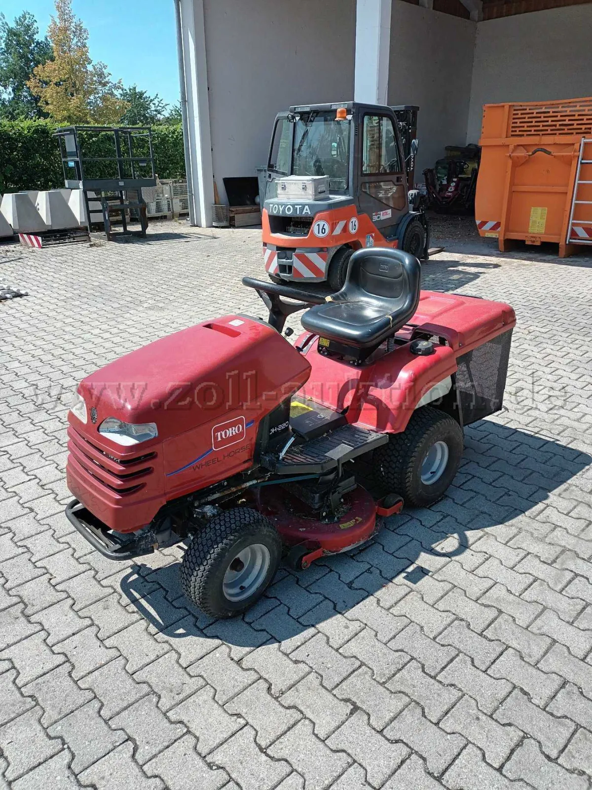 1 zitmaaier Toro Wheel Horse DH 220 - klusobject