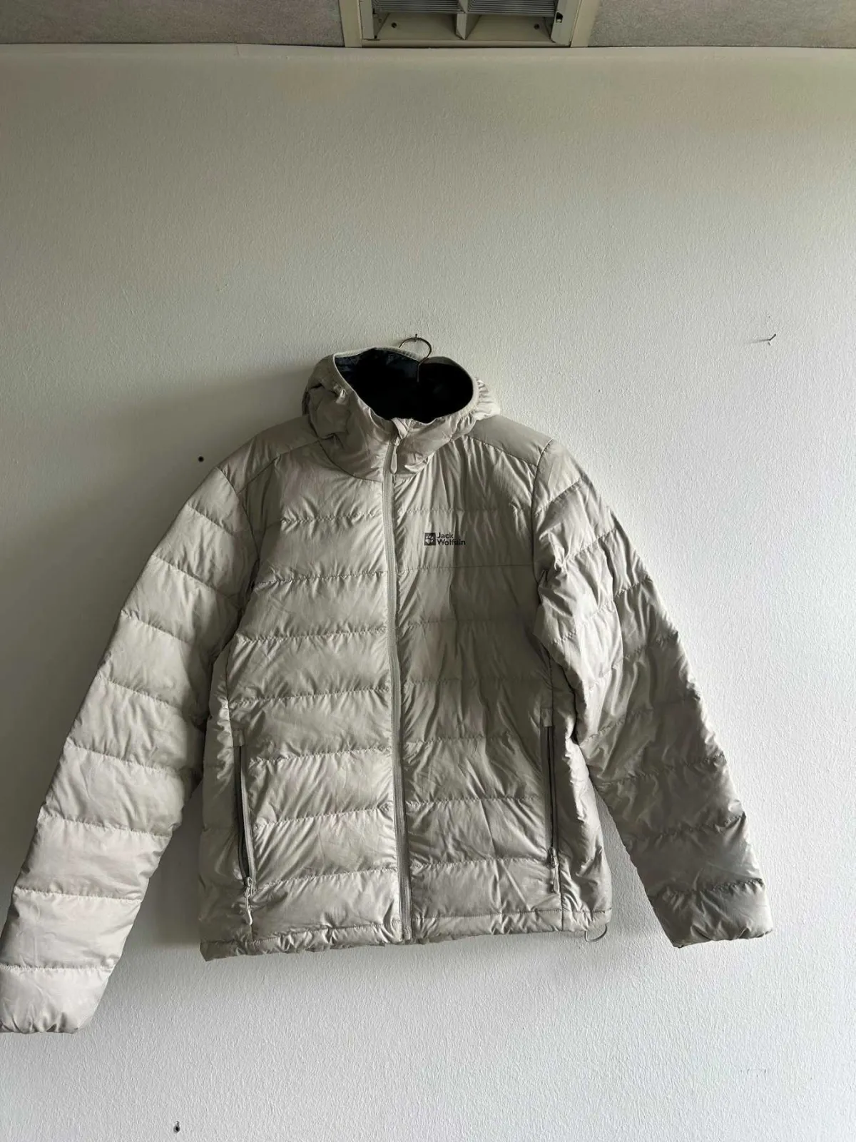 1 oryginalna kurtka puchowa Jack Wolfskin, beżowa, rozmiar M, używana