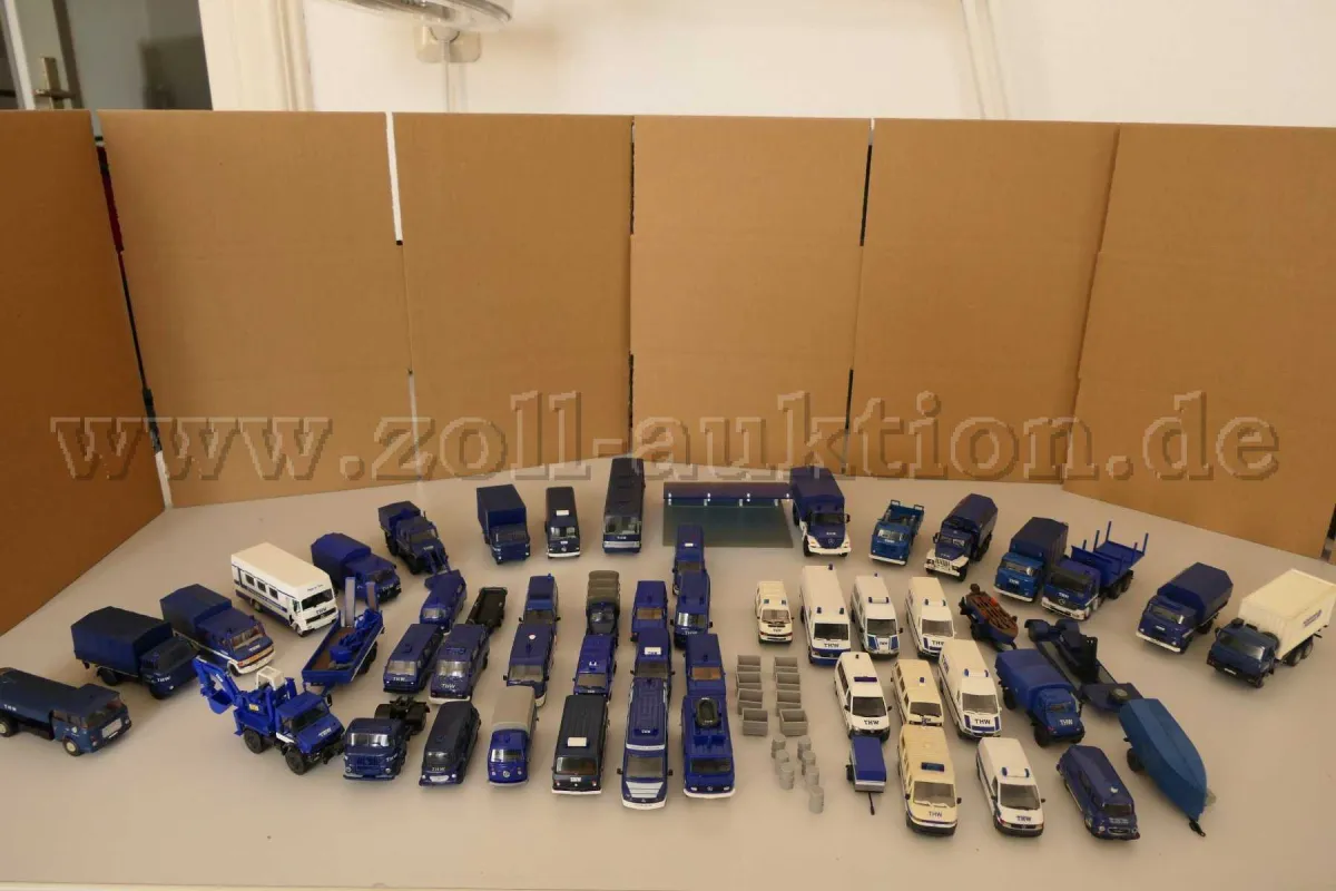 1 lot de 49 modèles de véhicules THW différents avec accessoires, 1:87
