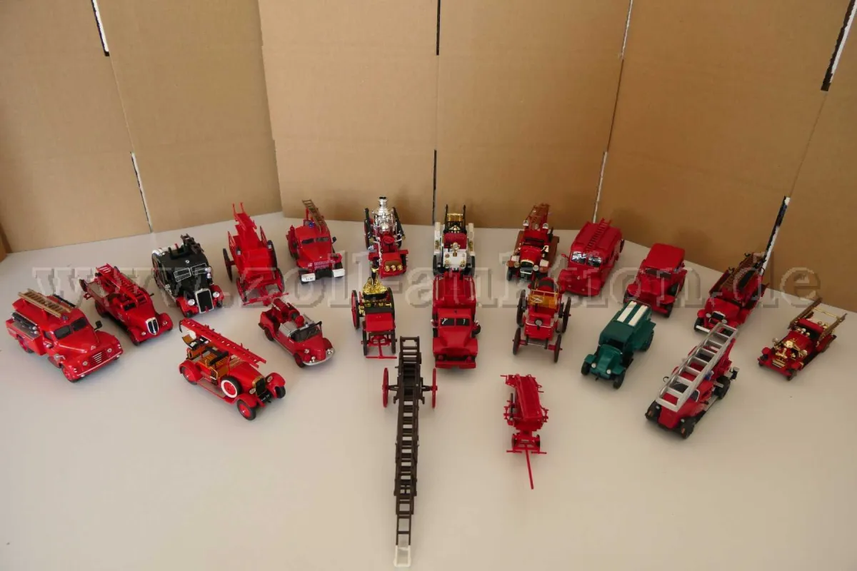 Lot de 21 modèles de pompiers antiques Del Prado, échelles diverses