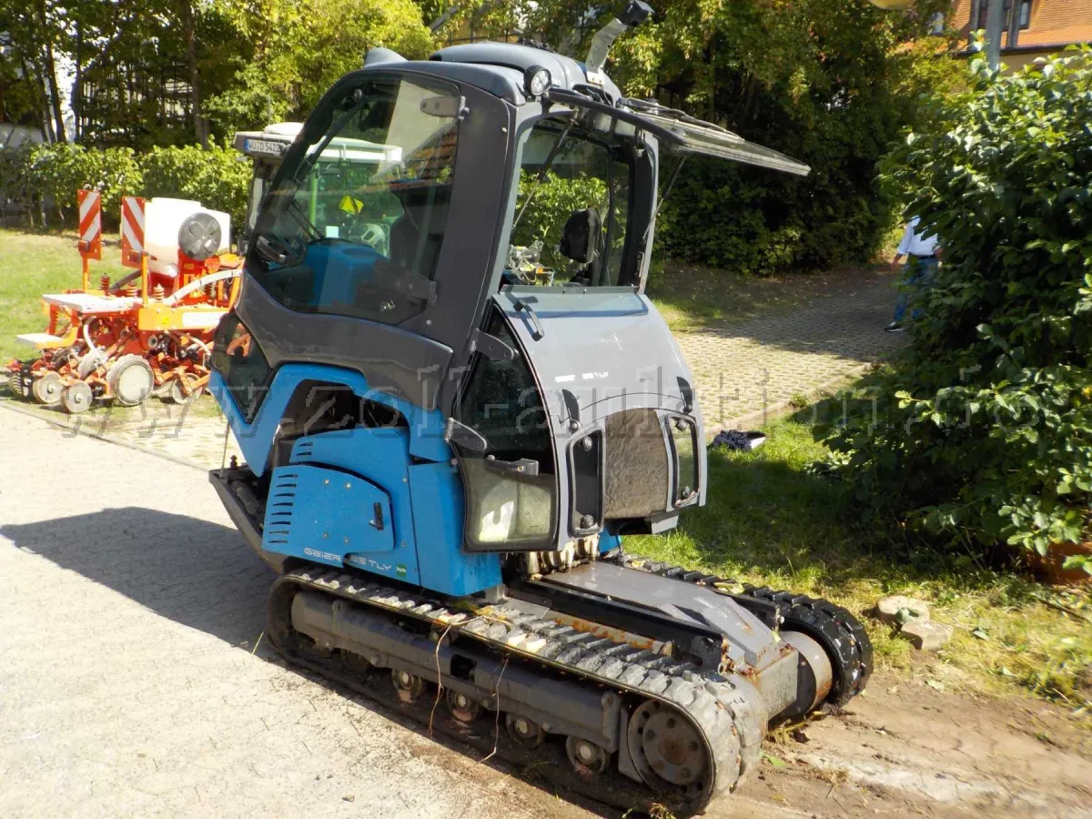 1 vinohradnický pásový traktor Geier typ 85 TLY