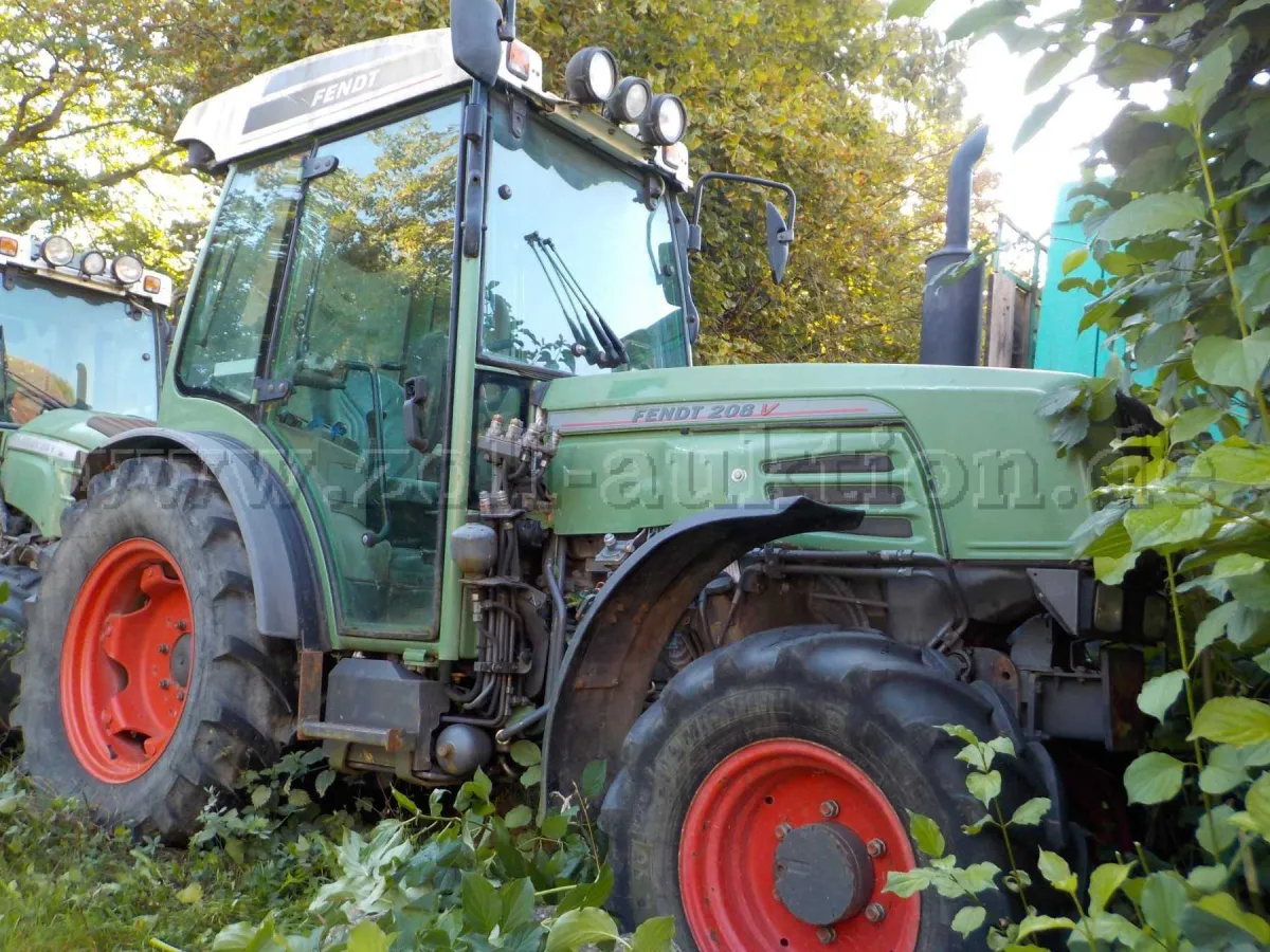 1 narrow-track tractor Fendt 208 V