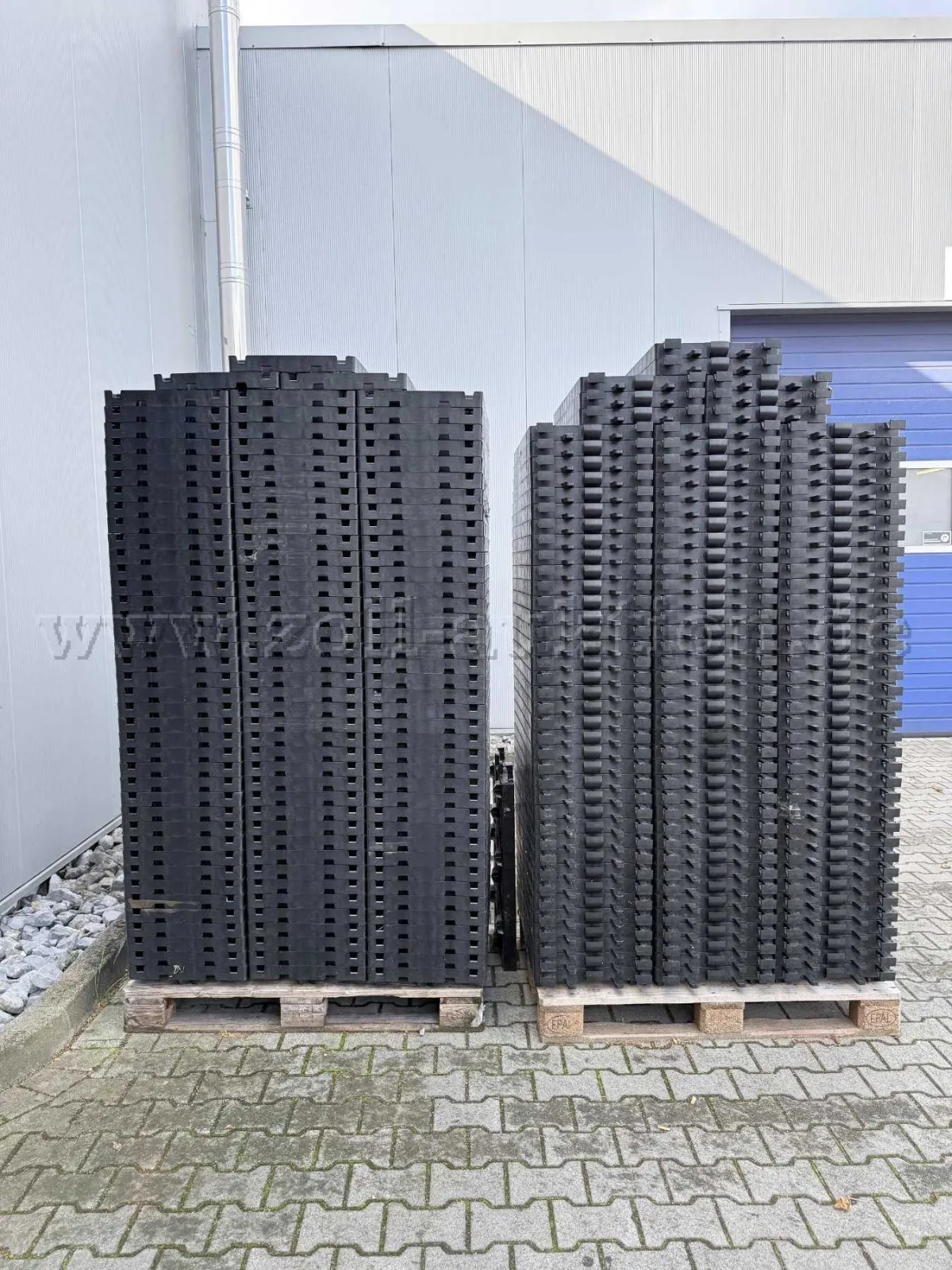 239 kunststof grastegels, fabrikant onbekend