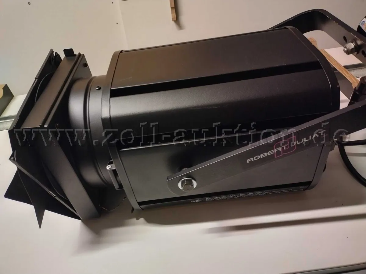 2 profilové reflektory Robert Juliat 310HF