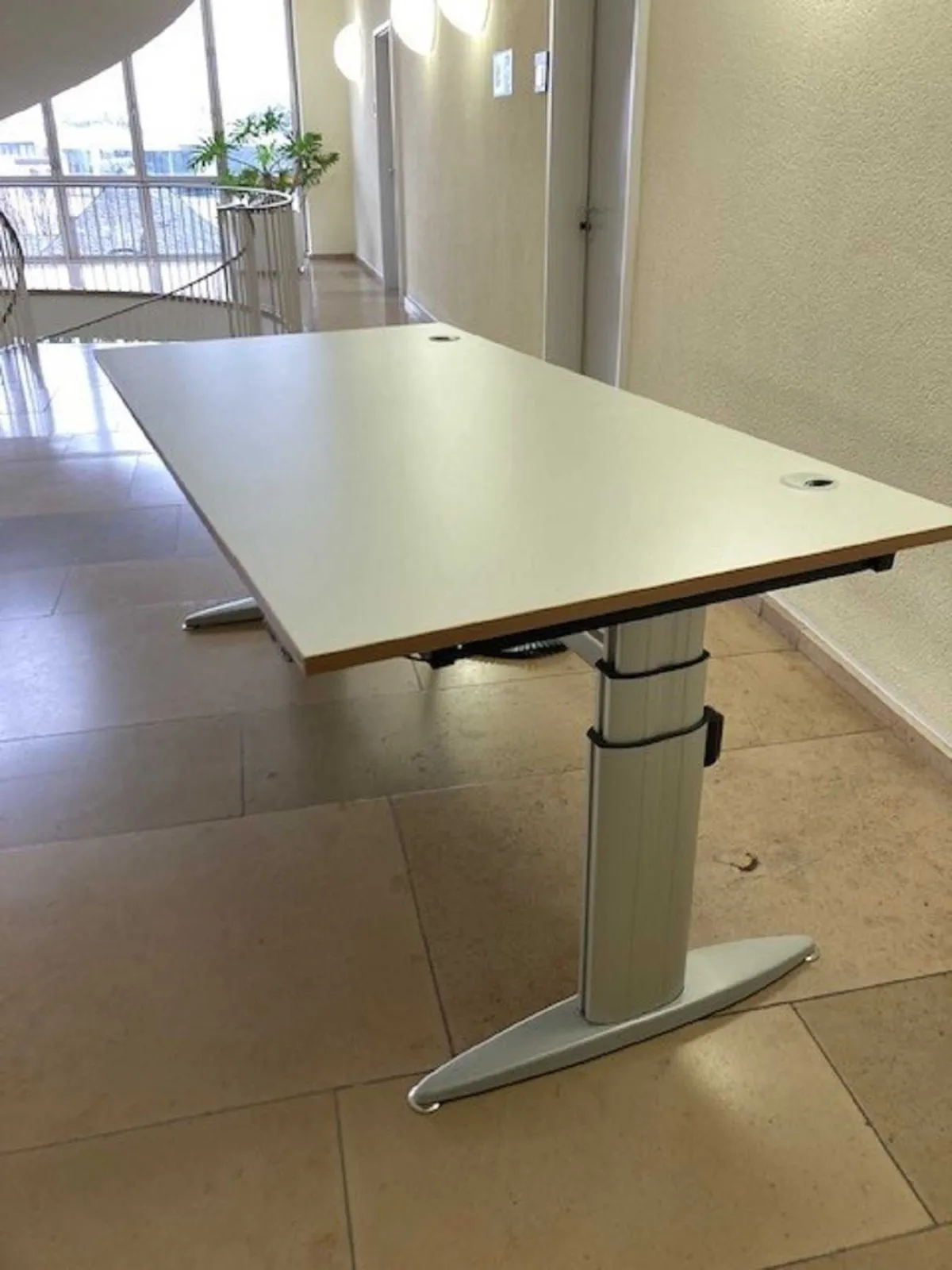 1 elektrisch in hoogte verstelbaar bureau 180x90 fabrikant: BZ Plankenhorn