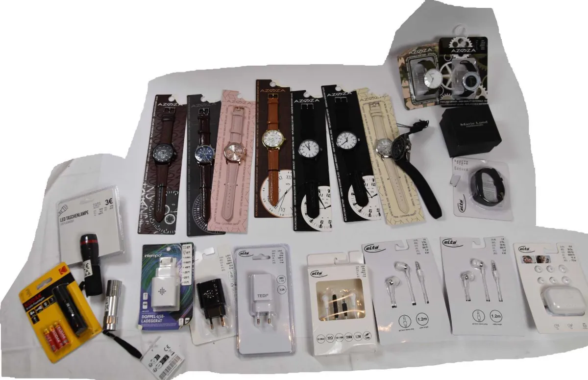 12 Uhren, 4 Paar In-Ear Kopfhörer und je 3 Ladestecker und Taschenlampen
