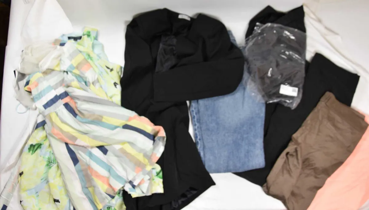 1 gemengd kledinglot 9 stuks, maten M-40, merken “nife”, "H&M" enz.