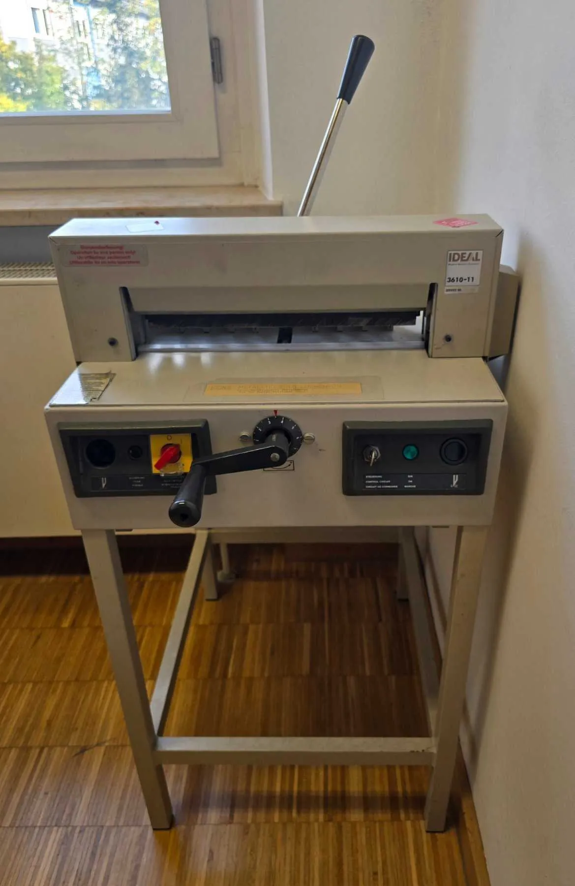 1 IDEAL paper cutting machine used as parts donor