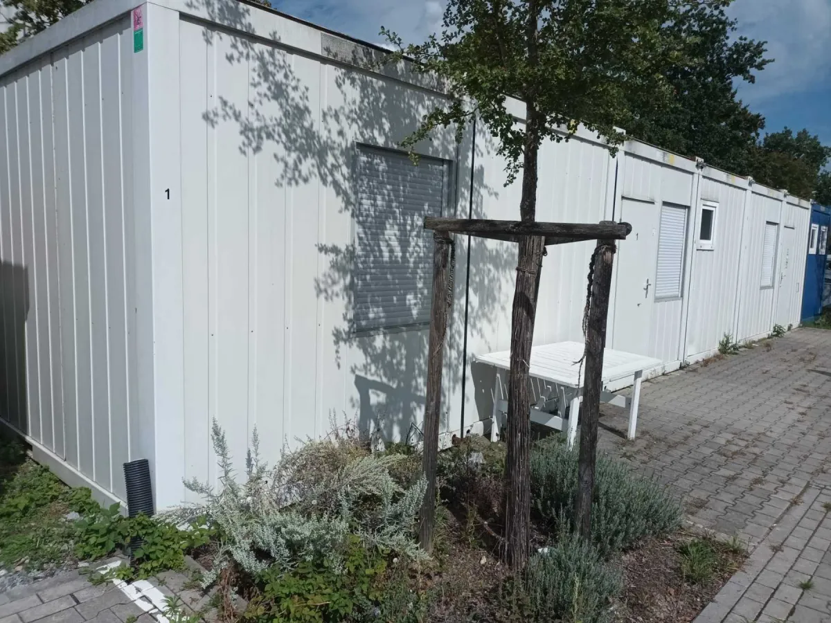 1 ensemble de conteneurs avec conteneur sanitaire, société Containex, Vienne