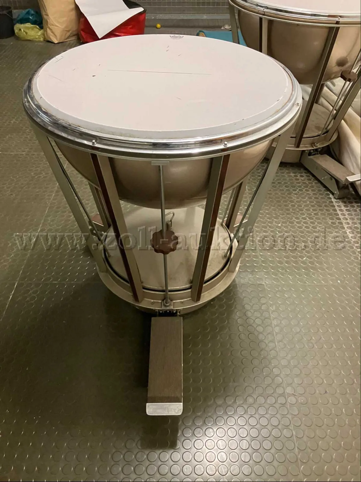 1 Pedal timpani "ROGER" (old, used, head damaged)