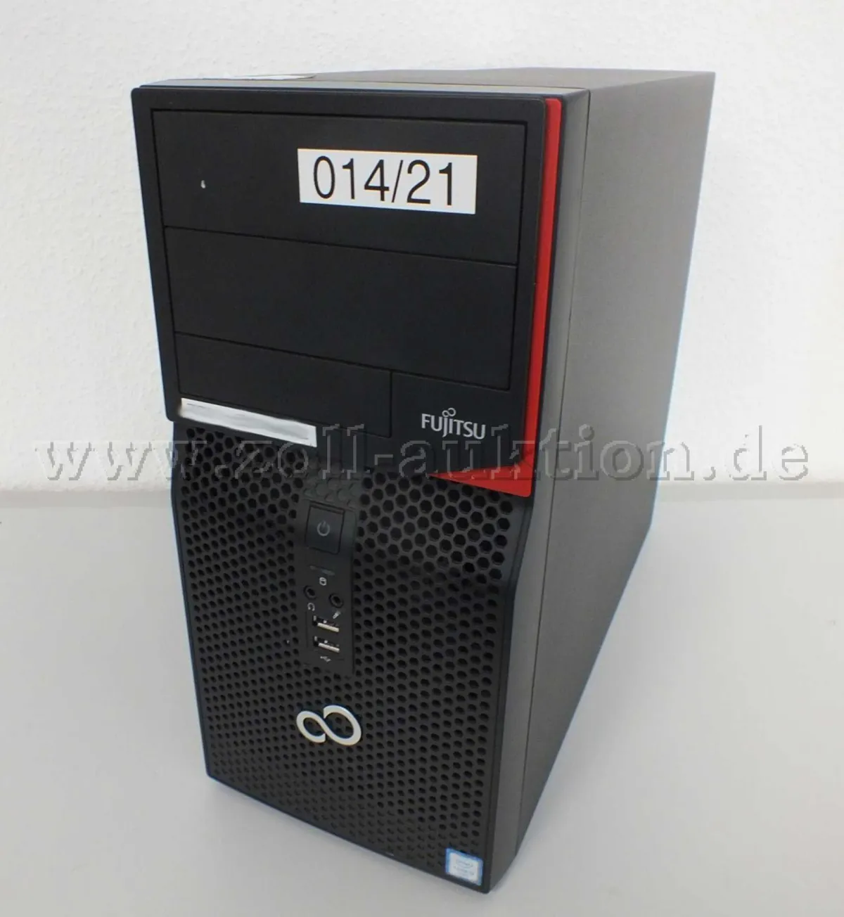1 komputer Fujitsu Esprimo P556/E90+