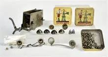 Märklin, grand mécanisme d'horlogerie et pièces pour voitures de construction