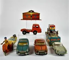 Lot de jouets en fer-blanc
