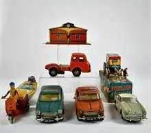 Lot de jouets en fer-blanc