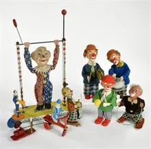 8 clowns/acrobates