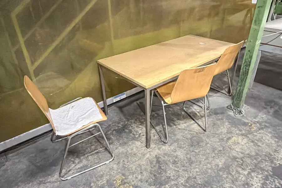 Tafel en 3 stoelen