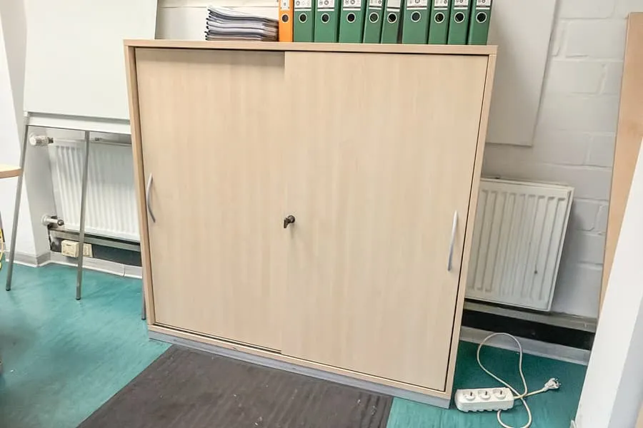 Шкаф с раздвижными дверями