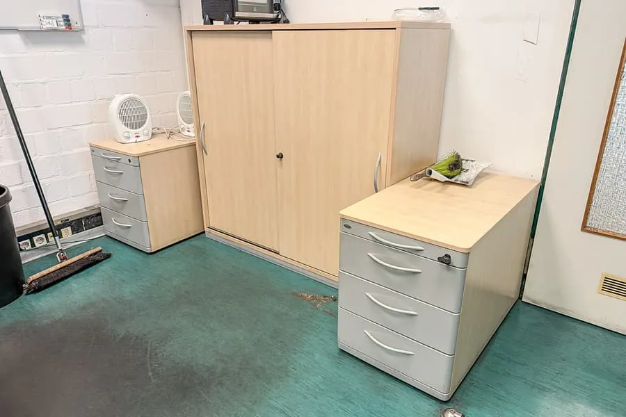 Schuifdeurkast en 2 rolcontainers